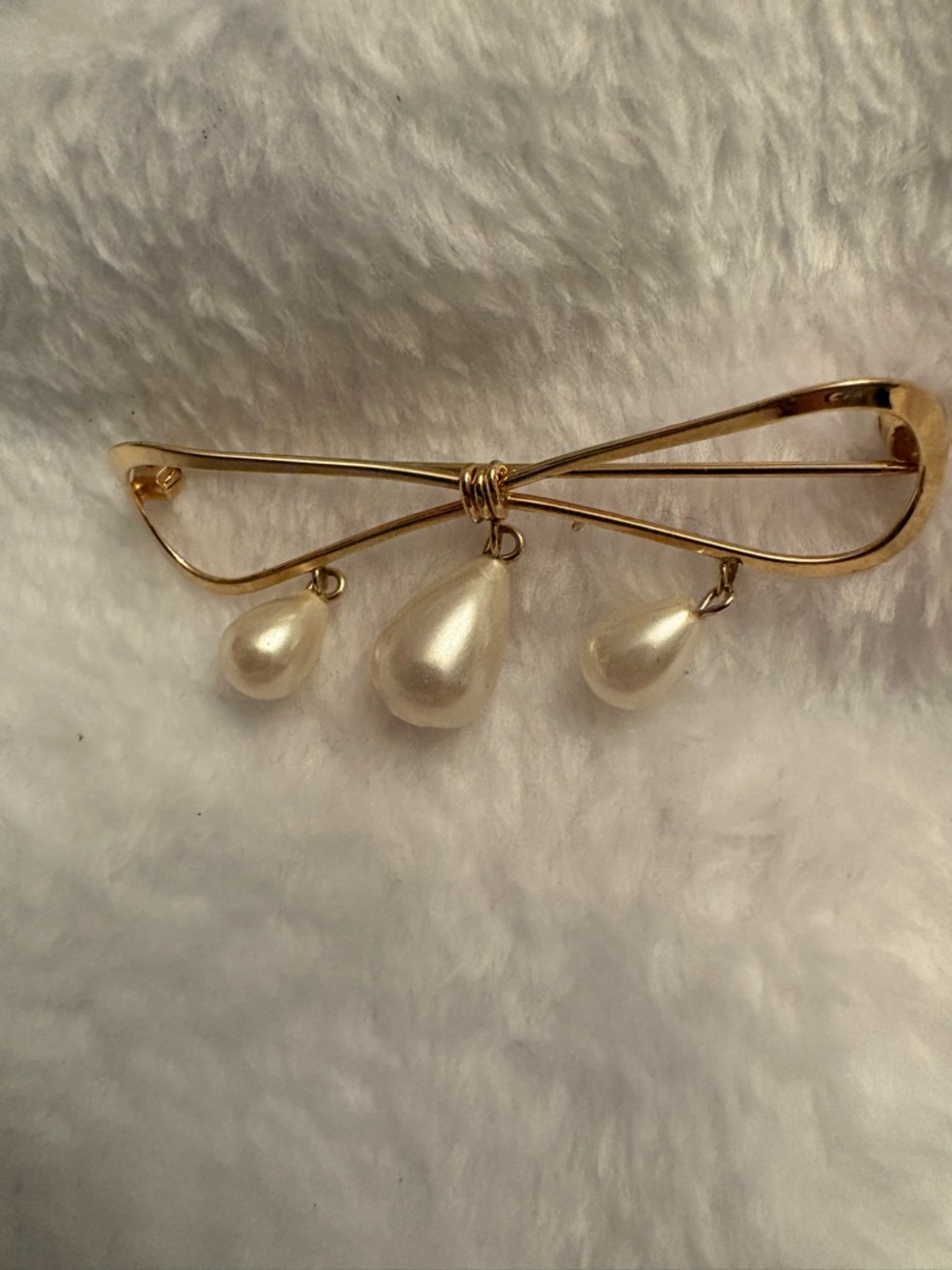 Gold Bow Brooch with Pearl Drops - Cream Pearls